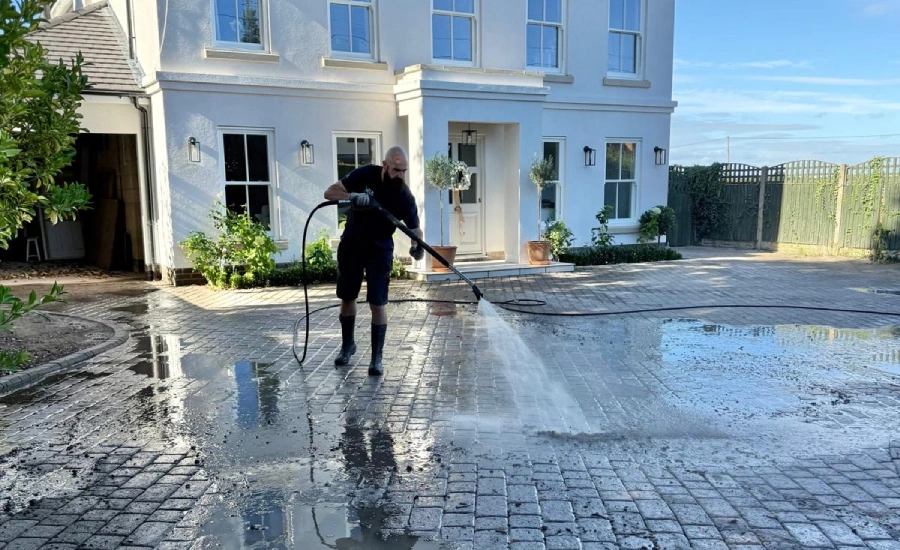 Safe roof moss removal with low-pressure cleaning